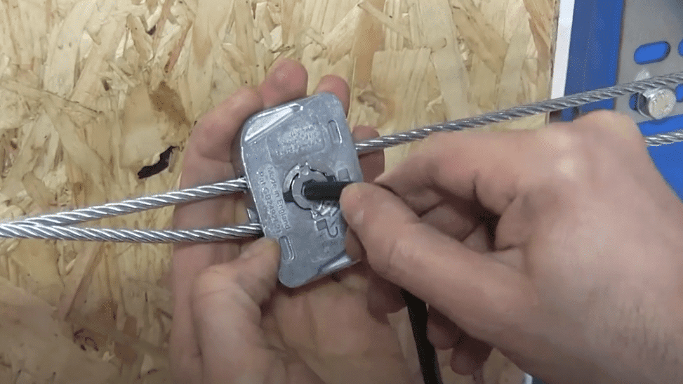 Locking the cable fixer with an Allen key.